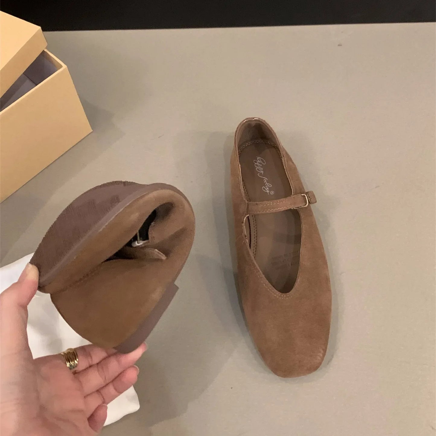 Women's round-toe slip-on flat shoe in soft leather, elegant and casual