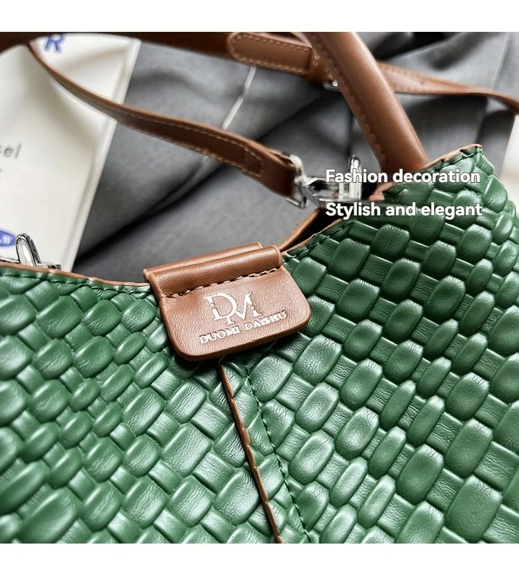 Modern and elegant women's bag in a solid color with a braided effect, ideal for use as a shoulder bag, crossbody bag or handbag