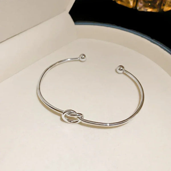 Women's rigid stainless steel bracelet with knot detail