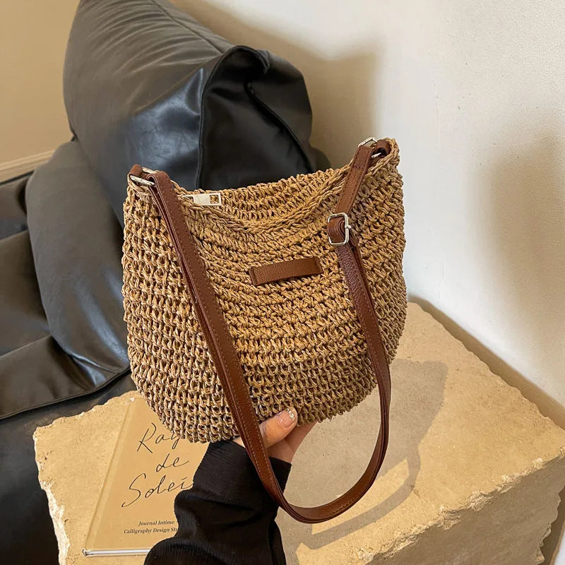 Retro, modern and stylish single-shoulder woven straw bag, perfect for the beach