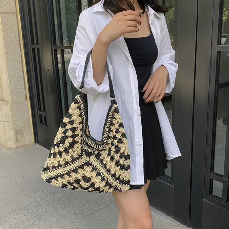 Popular women's shoulder bag in woven straw, medium size, with strap, ideal for the beach