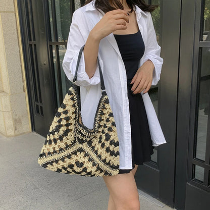 Popular women's shoulder bag in woven straw, medium size, with strap, ideal for the beach