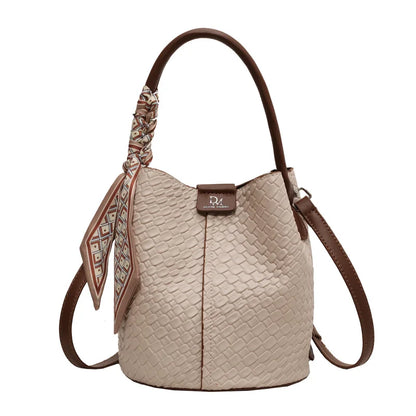 Modern and elegant women's bag in a solid color with a braided effect, ideal for use as a shoulder bag, crossbody bag or handbag