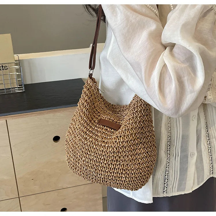 Retro, modern and stylish single-shoulder woven straw bag, perfect for the beach