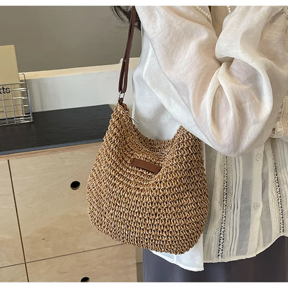Retro, modern and stylish single-shoulder woven straw bag, perfect for the beach