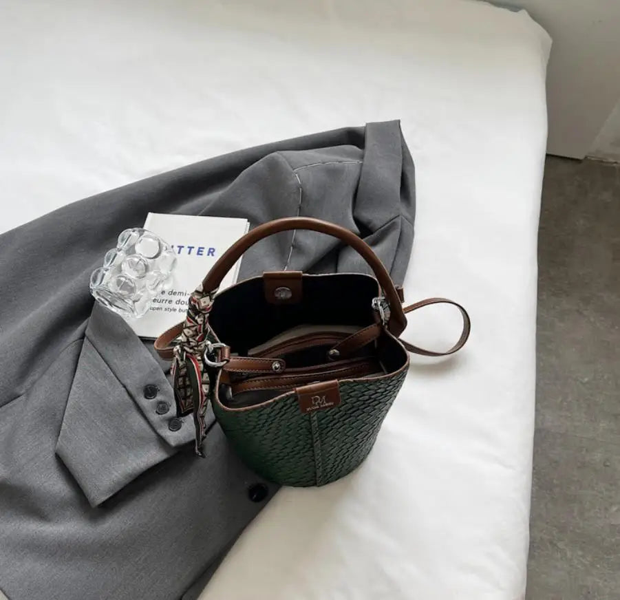 Modern and elegant women's bag in a solid color with a braided effect, ideal for use as a shoulder bag, crossbody bag or handbag