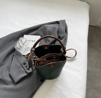 Modern and elegant women's bag in a solid color with a braided effect, ideal for use as a shoulder bag, crossbody bag or handbag
