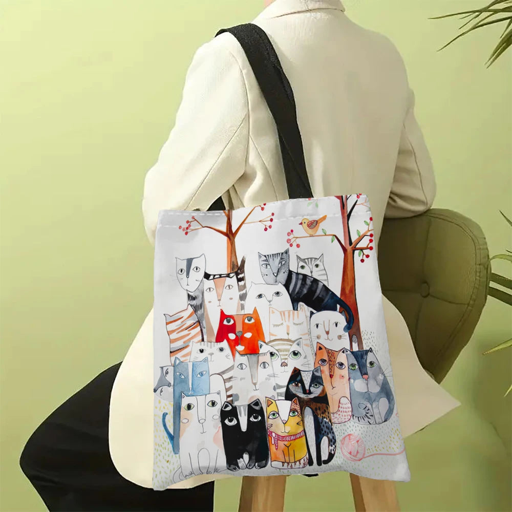 Eco-friendly bag with a print of various cats, ideal for the beach or as a reusable shopping bag