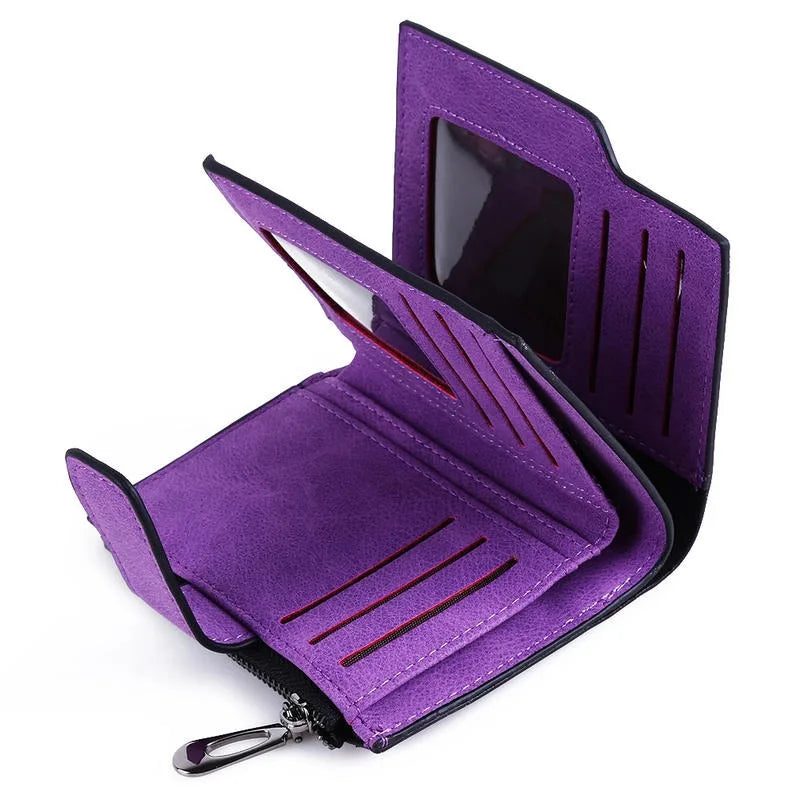 Women's long wallet in high-quality leather, with ample interior space, available in other colors and two different models.