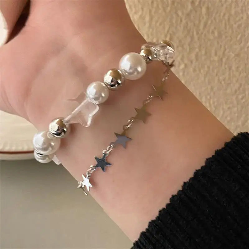 Adjustable bracelet with a double zinc alloy chain, featuring pearls and resin stars, ideal as a gift for girls. Beautiful, lightweight, and charming