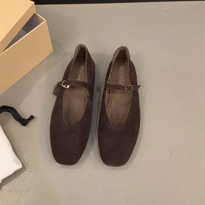 Women's round-toe slip-on flat shoe in soft leather, elegant and casual