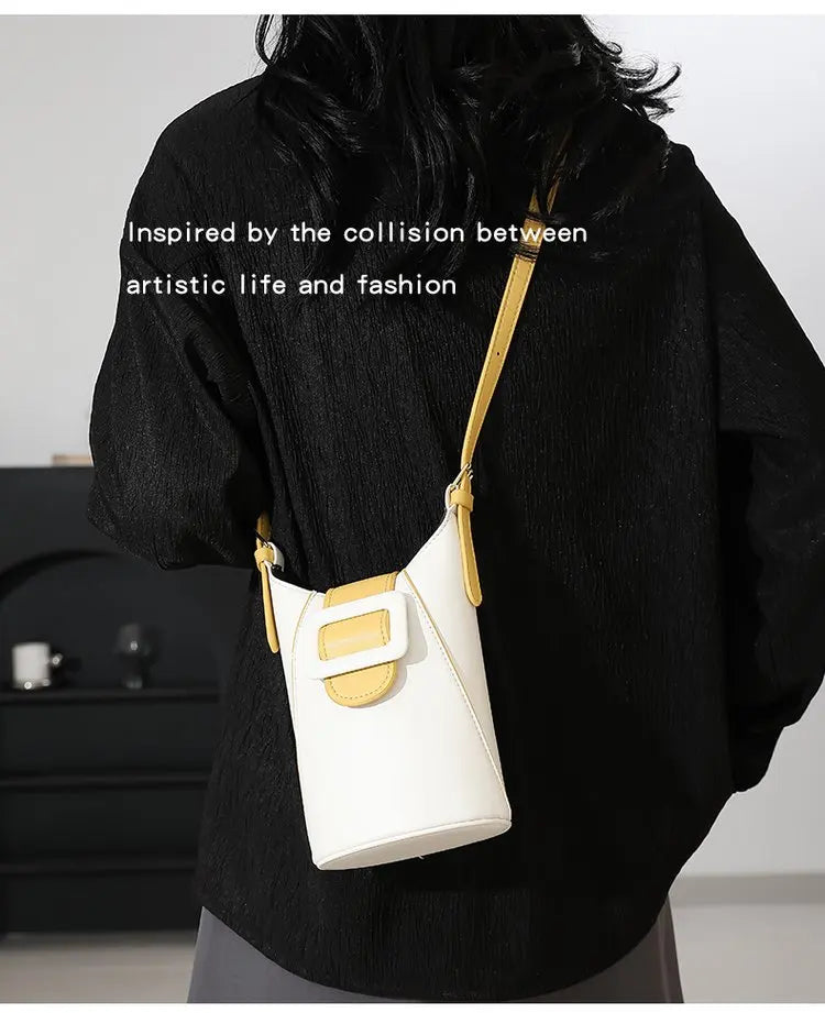 Women's handbag in premium leather, with an elegant vintage style