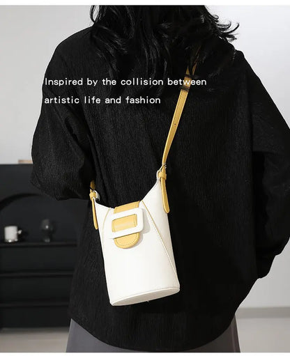 Women's handbag in premium leather, with an elegant vintage style