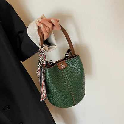 Modern and elegant women's bag in a solid color with a braided effect, ideal for use as a shoulder bag, crossbody bag or handbag