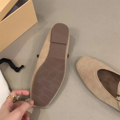 Women's round-toe slip-on flat shoe in soft leather, elegant and casual