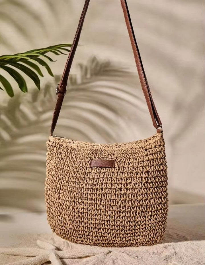 Retro, modern and stylish single-shoulder woven straw bag, perfect for the beach