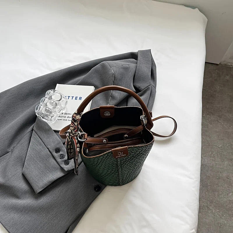 Modern and elegant women's bag in a solid color with a braided effect, ideal for use as a shoulder bag, crossbody bag or handbag