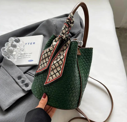 Modern and elegant women's bag in a solid color with a braided effect, ideal for use as a shoulder bag, crossbody bag or handbag