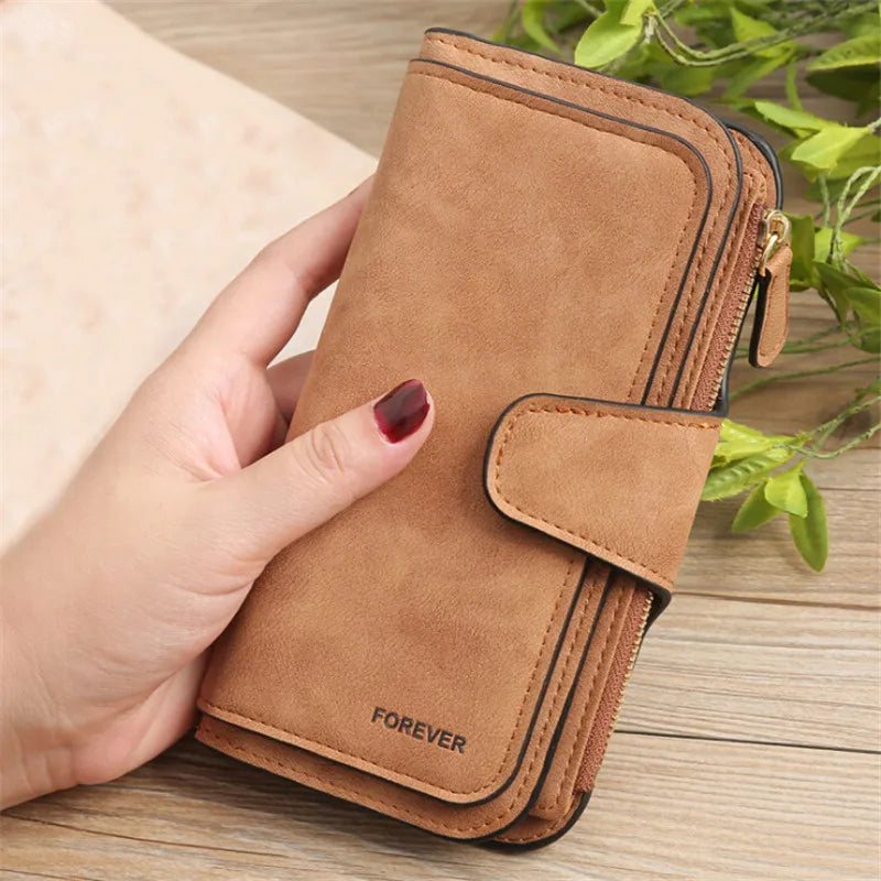 Women's long wallet in high-quality leather, with ample interior space, available in other colors and two different models.