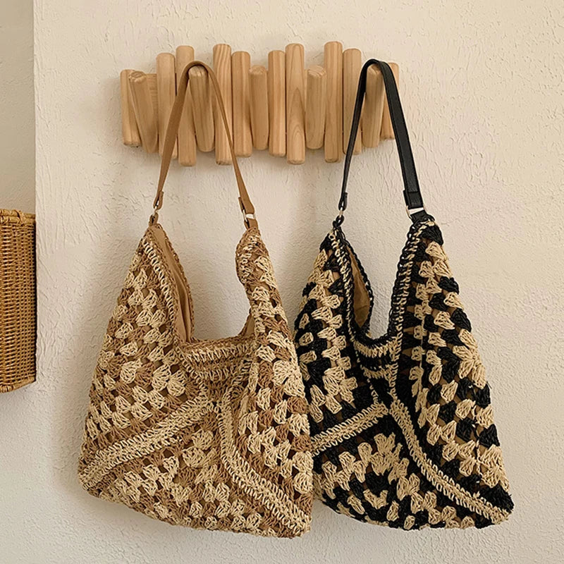 Popular women's shoulder bag in woven straw, medium size, with strap, ideal for the beach