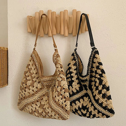 Popular women's shoulder bag in woven straw, medium size, with strap, ideal for the beach