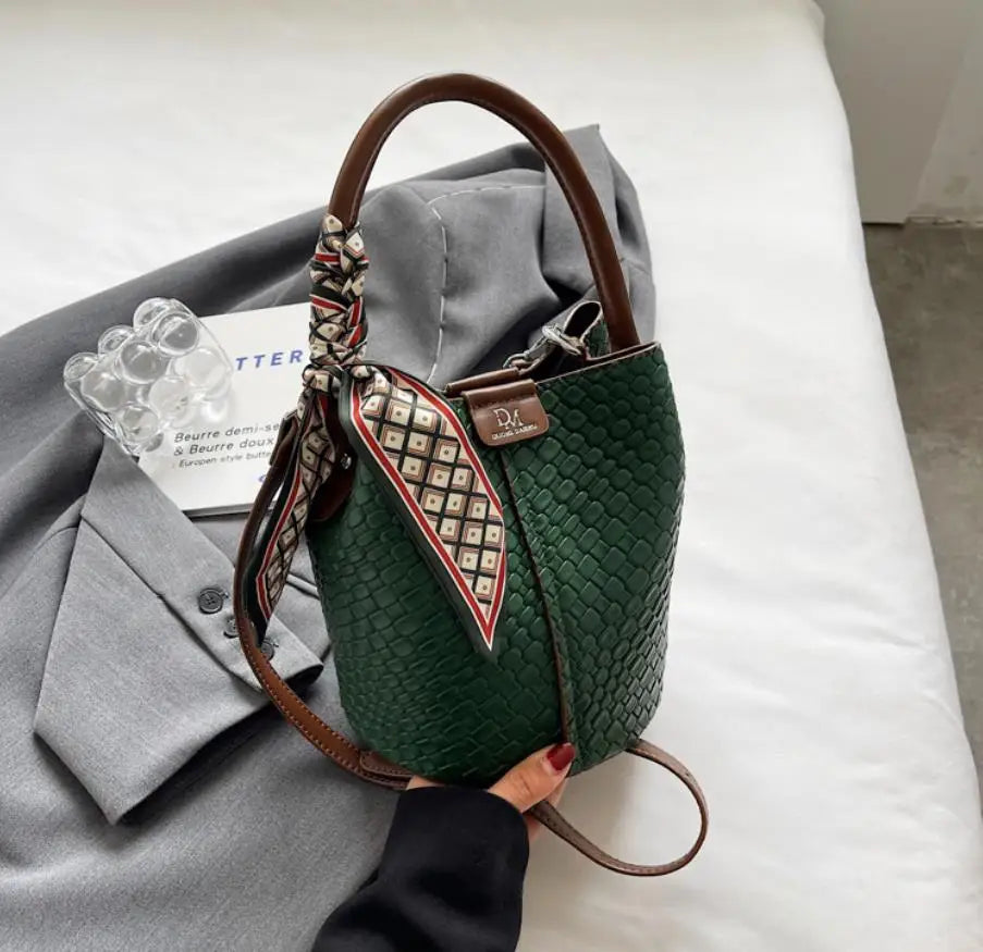Modern and elegant women's bag in a solid color with a braided effect, ideal for use as a shoulder bag, crossbody bag or handbag