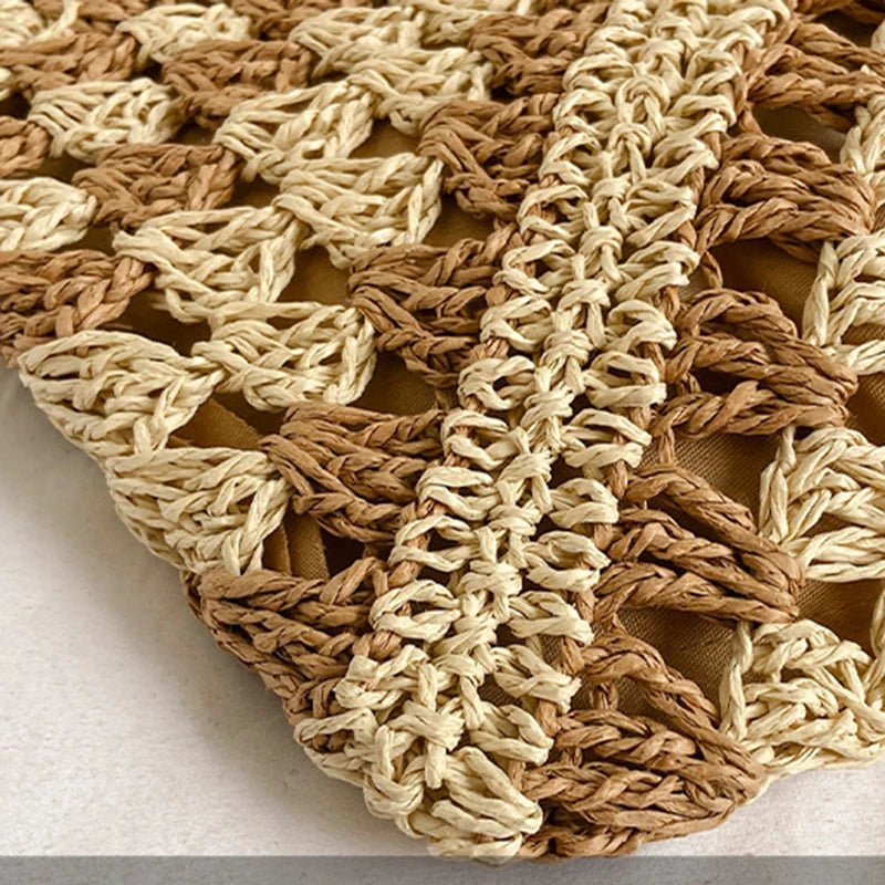 Popular women's shoulder bag in woven straw, medium size, with strap, ideal for the beach