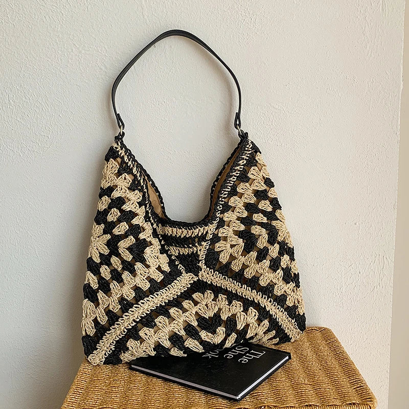 Popular women's shoulder bag in woven straw, medium size, with strap, ideal for the beach