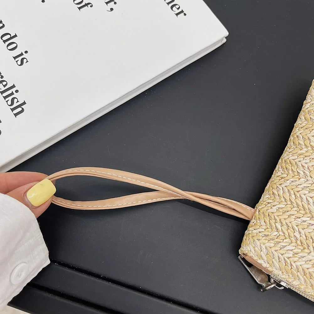 Women's wrist bag made of braided straw material, bohemian style design, modern, elegant and durable