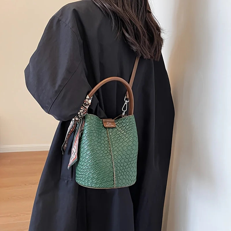 Modern and elegant women's bag in a solid color with a braided effect, ideal for use as a shoulder bag, crossbody bag or handbag