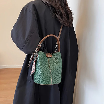 Modern and elegant women's bag in a solid color with a braided effect, ideal for use as a shoulder bag, crossbody bag or handbag
