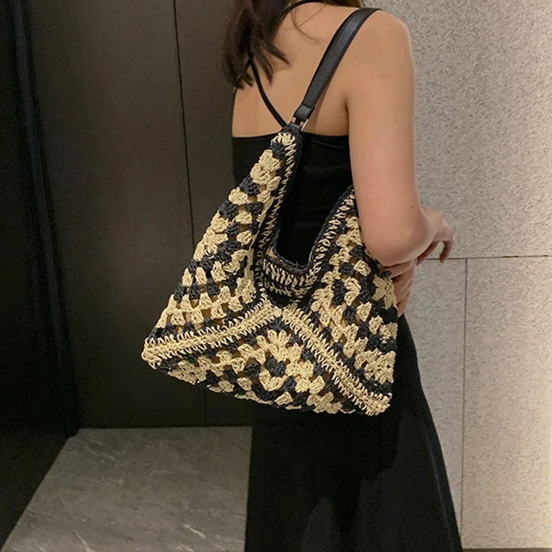 Popular women's shoulder bag in woven straw, medium size, with strap, ideal for the beach