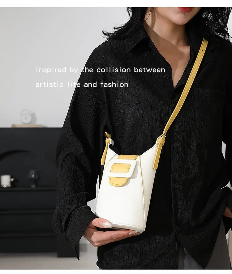 Women's handbag in premium leather, with an elegant vintage style