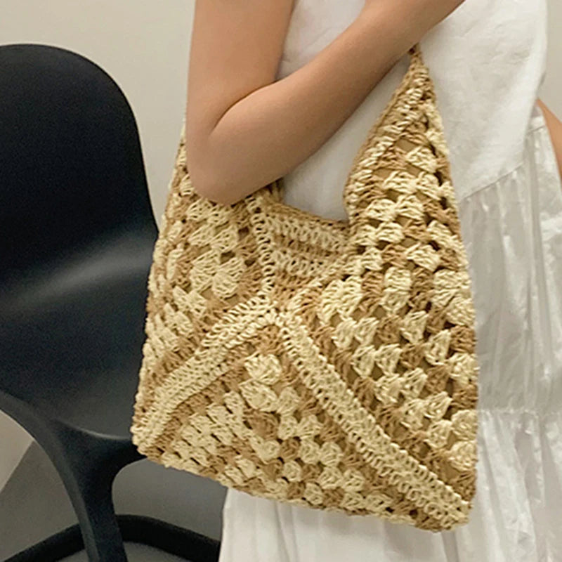 Popular women's shoulder bag in woven straw, medium size, with strap, ideal for the beach