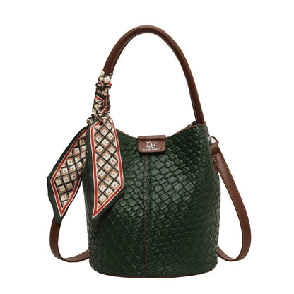 Modern and elegant women's bag in a solid color with a braided effect, ideal for use as a shoulder bag, crossbody bag or handbag