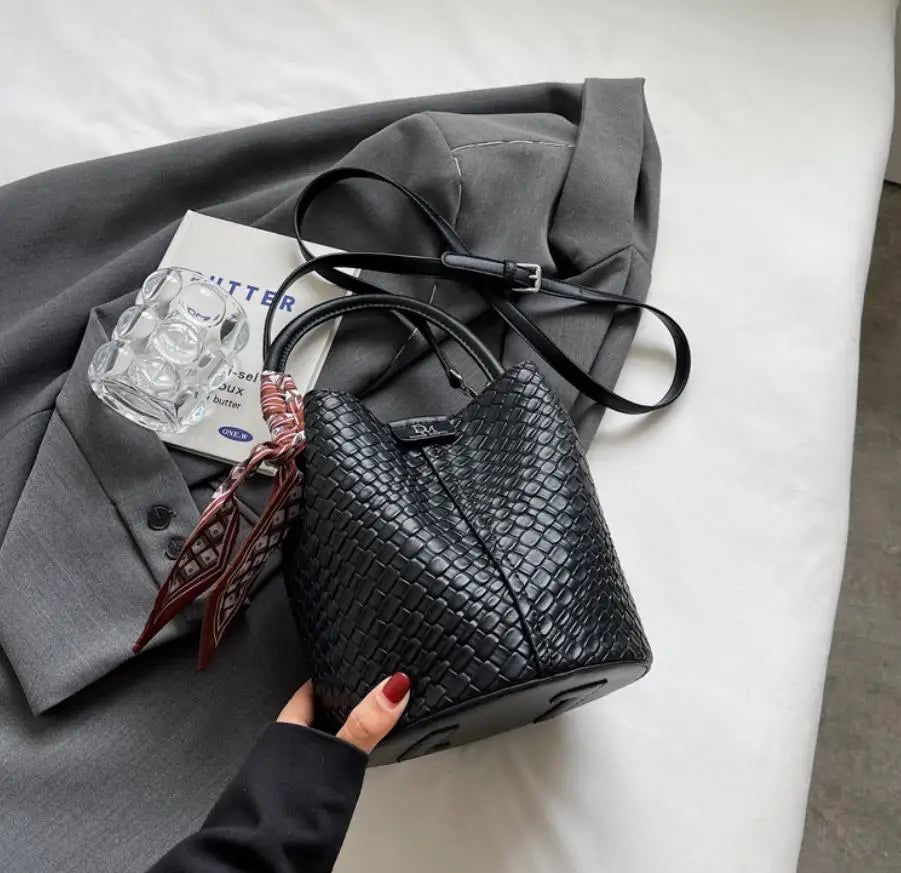 Modern and elegant women's bag in a solid color with a braided effect, ideal for use as a shoulder bag, crossbody bag or handbag