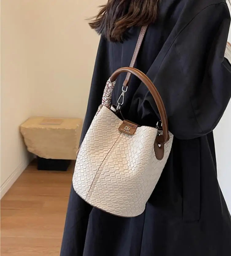 Modern and elegant women's bag in a solid color with a braided effect, ideal for use as a shoulder bag, crossbody bag or handbag