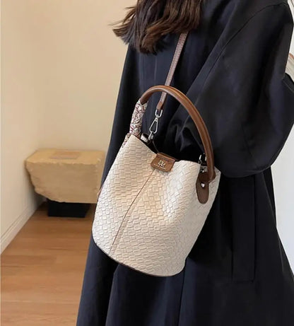 Modern and elegant women's bag in a solid color with a braided effect, ideal for use as a shoulder bag, crossbody bag or handbag