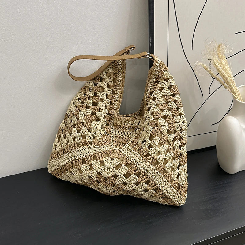 Popular women's shoulder bag in woven straw, medium size, with strap, ideal for the beach