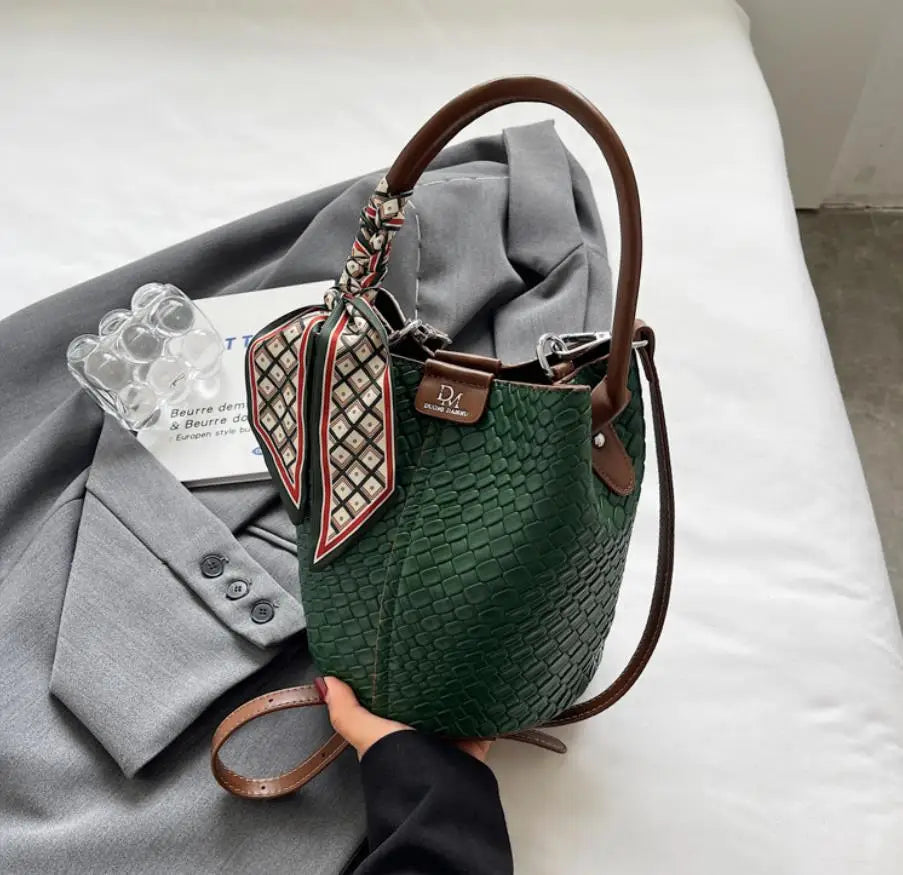 Modern and elegant women's bag in a solid color with a braided effect, ideal for use as a shoulder bag, crossbody bag or handbag