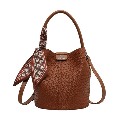 Modern and elegant women's bag in a solid color with a braided effect, ideal for use as a shoulder bag, crossbody bag or handbag