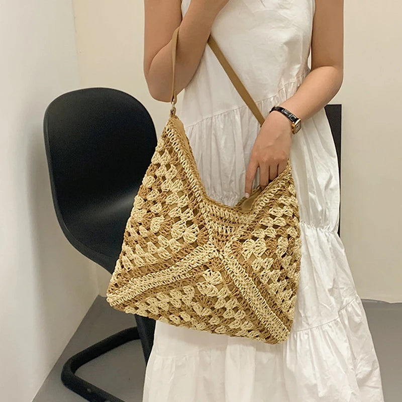 Popular women's shoulder bag in woven straw, medium size, with strap, ideal for the beach
