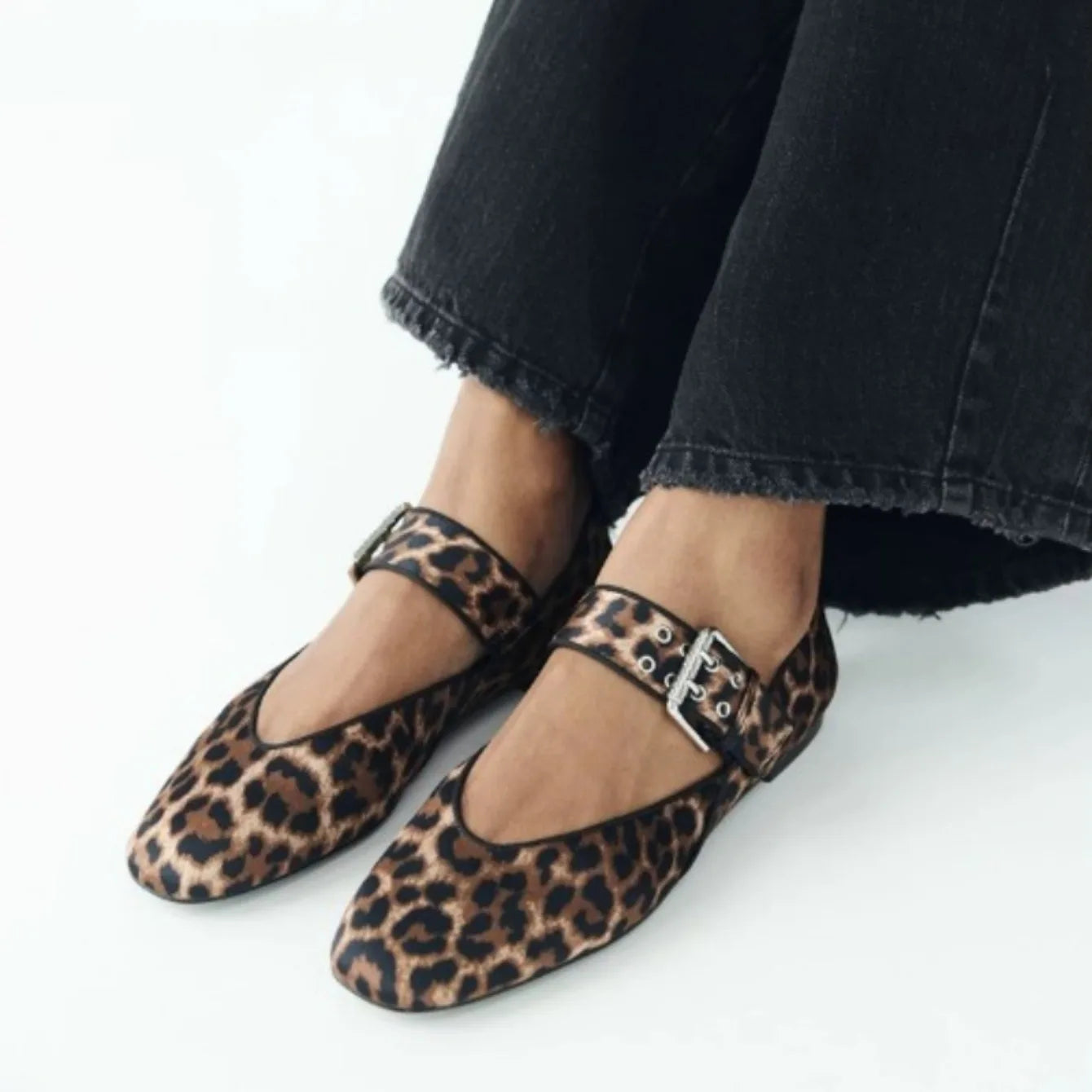 Women's flat, pointed-toe, moccasin-style shoes with a print