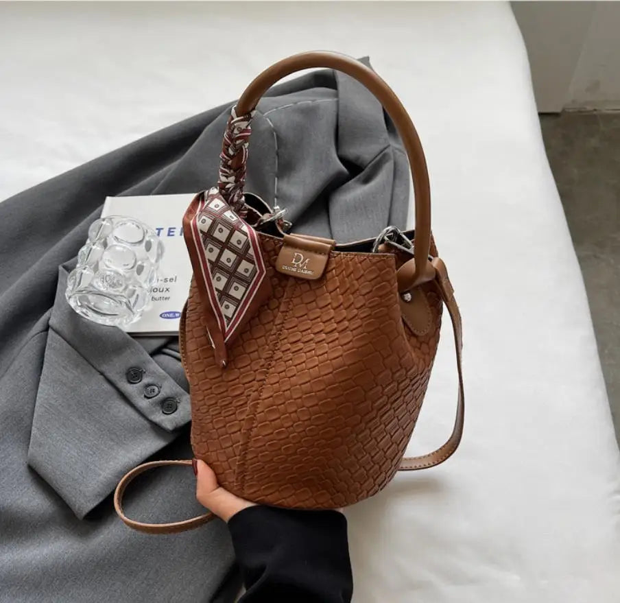 Modern and elegant women's bag in a solid color with a braided effect, ideal for use as a shoulder bag, crossbody bag or handbag