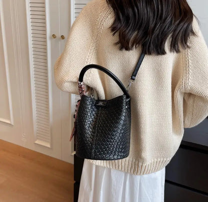 Modern and elegant women's bag in a solid color with a braided effect, ideal for use as a shoulder bag, crossbody bag or handbag