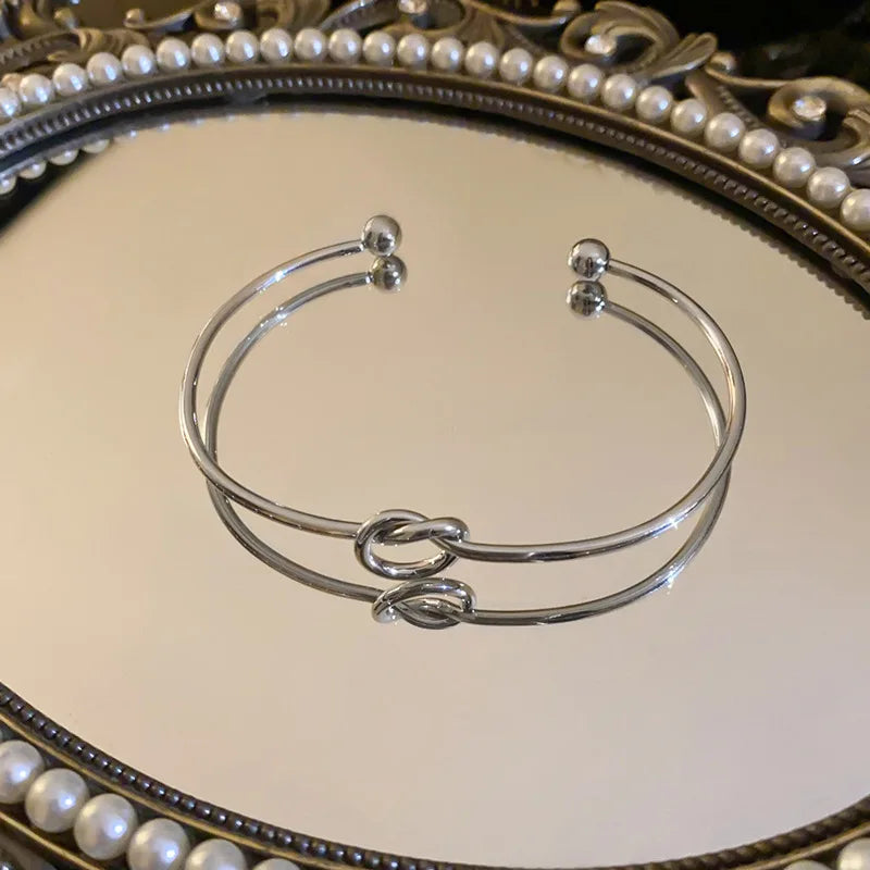 Women's rigid stainless steel bracelet with knot detail