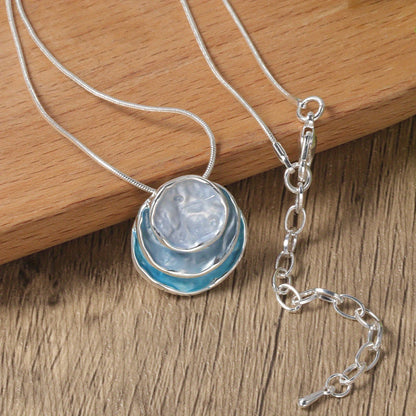 Elegant necklace with enameled pendant - zinc alloy with 18k gold details, braided chain, a sophisticated accessory for formal or informal occasions