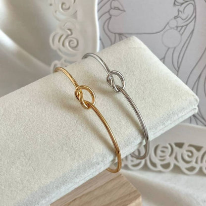 Women's rigid stainless steel bracelet with knot detail