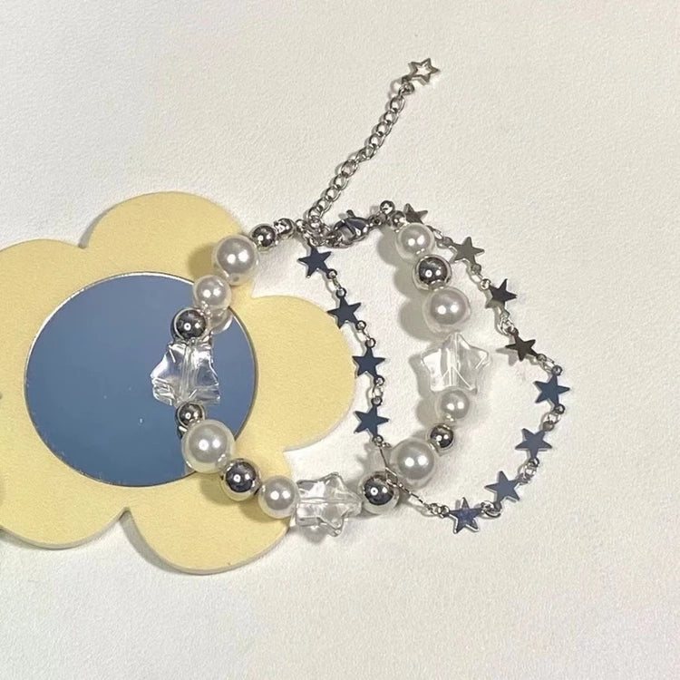Adjustable bracelet with a double zinc alloy chain, featuring pearls and resin stars, ideal as a gift for girls. Beautiful, lightweight, and charming