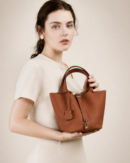 Classic, versatile, modern and elegant women's handbag in leather, with strap and padlock closure